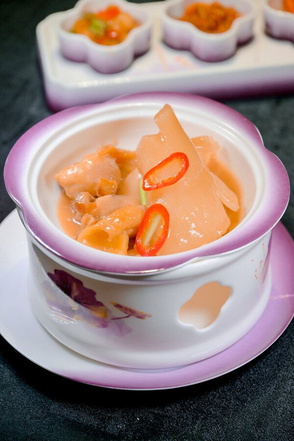 3_Chef_Lam_pointed_out_that_a_century_old_local_store_of_shrimp_paste_was_the_secret_of_making_Brais